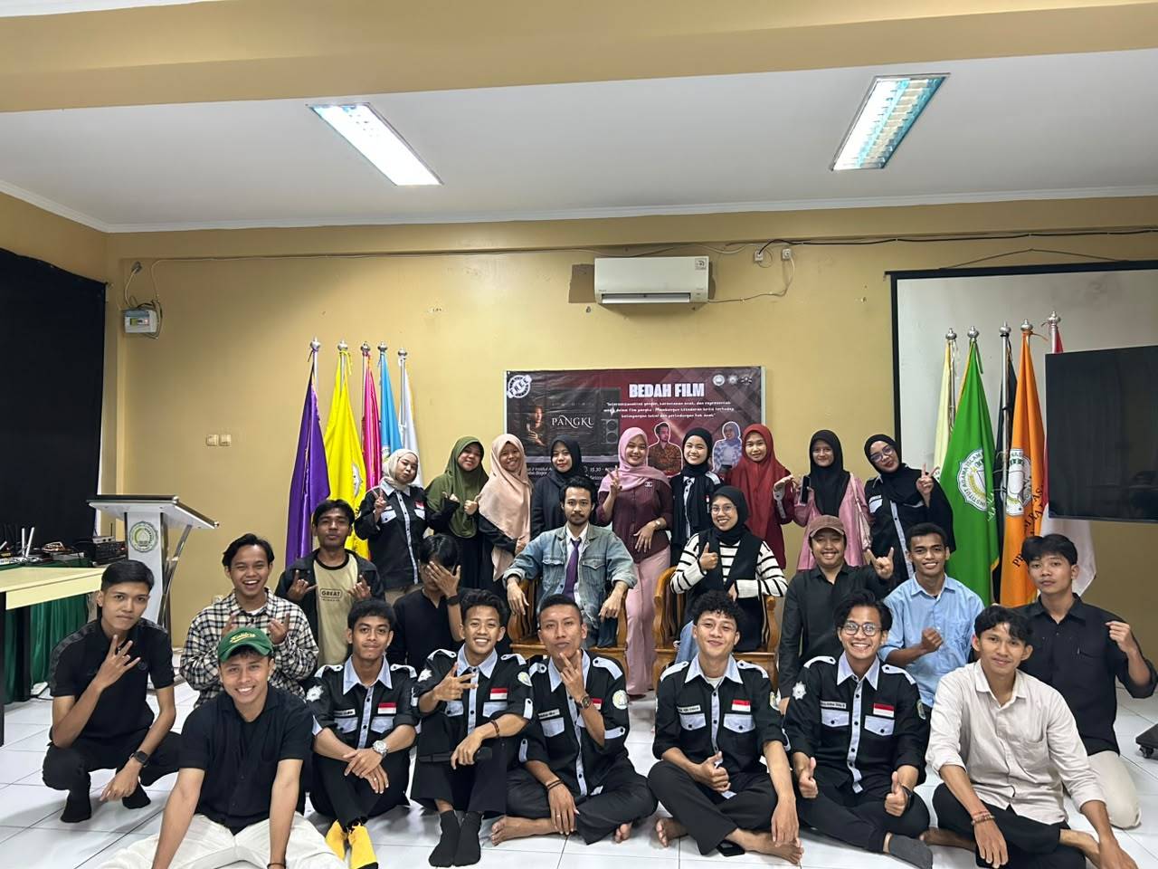 Mahasiswa KPI IAI Nasional Laa Roiba Bedah Film 